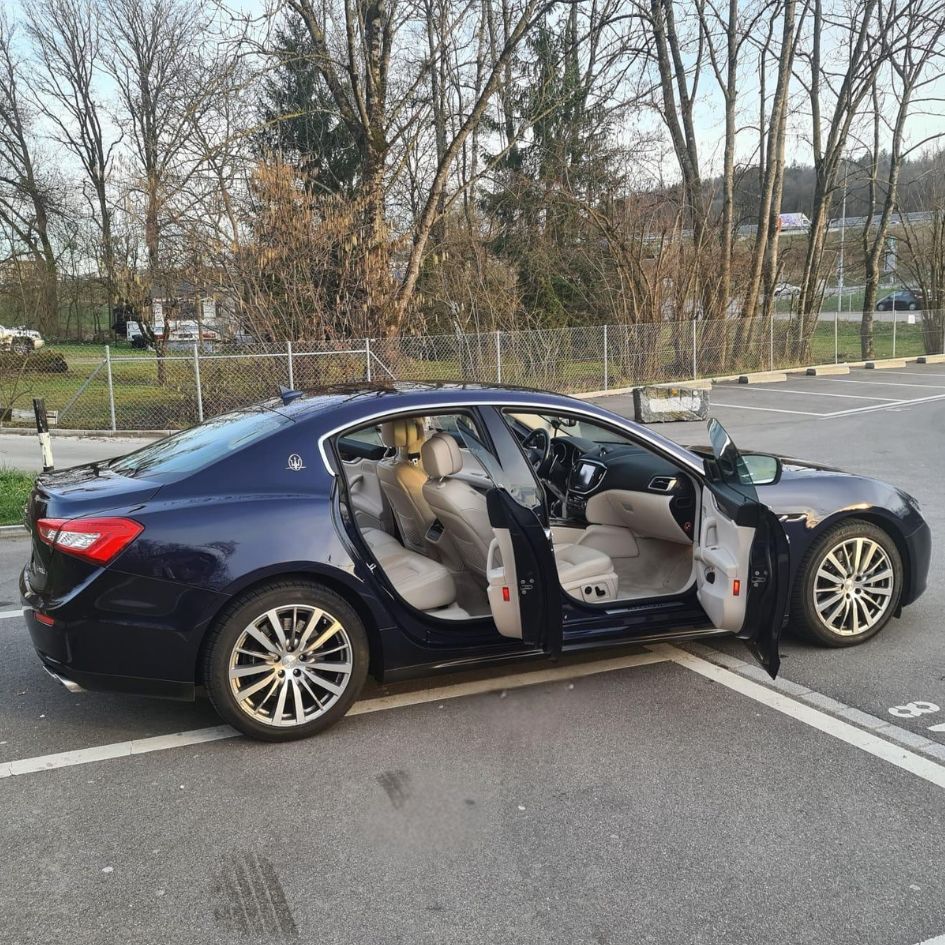 Bočni pogled s otvorenim vratima